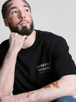 T-Shirt mit „Synth Studios“ Grafik