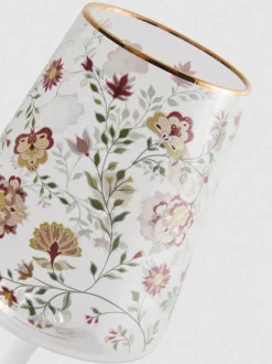 Weinglas mit Stiel und Blumenmuster