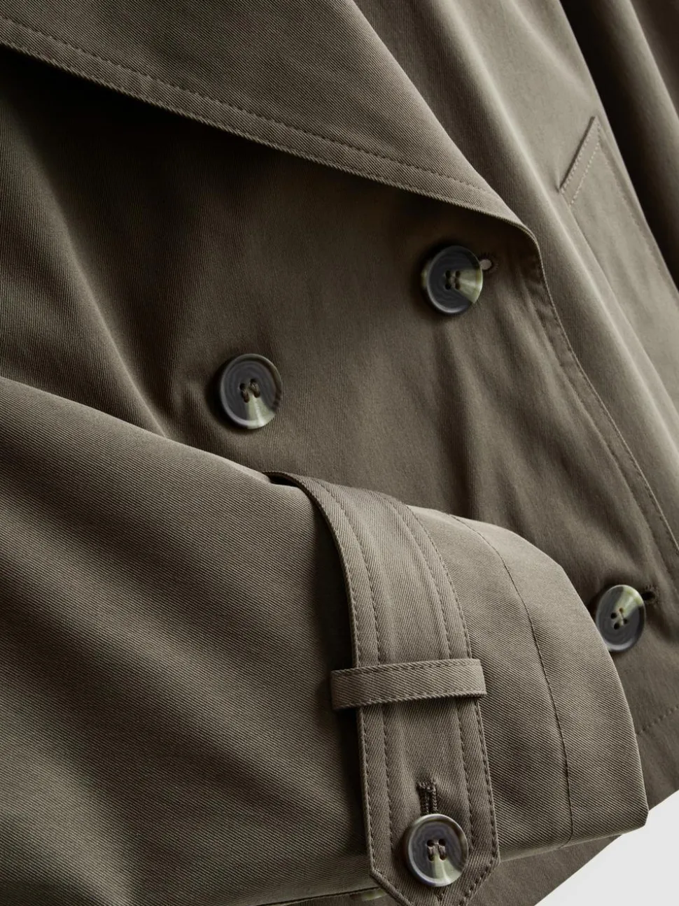 Zweireihiger, gerade geschnittener Trenchcoat