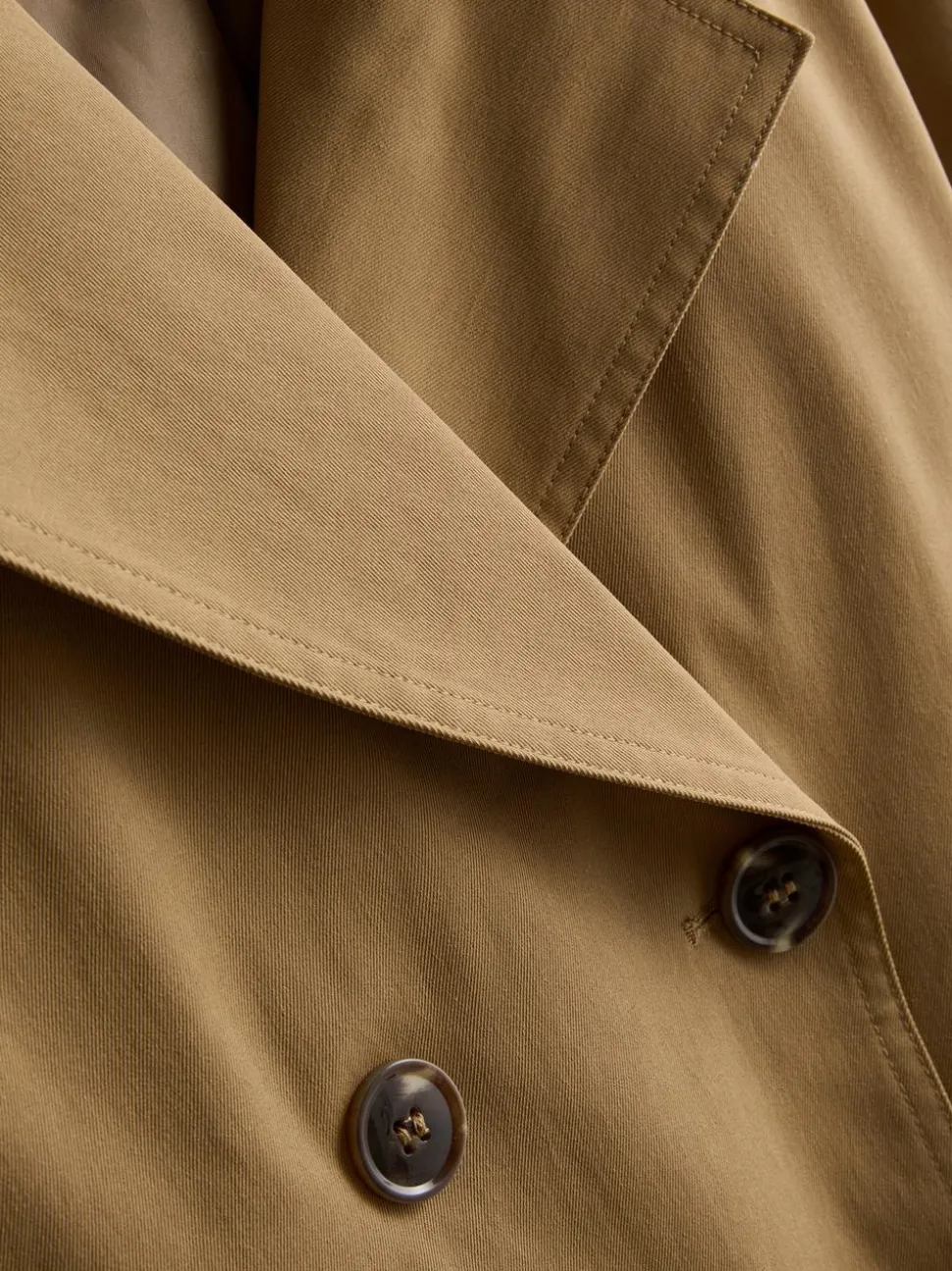 Zweireihiger, gerade geschnittener Trenchcoat