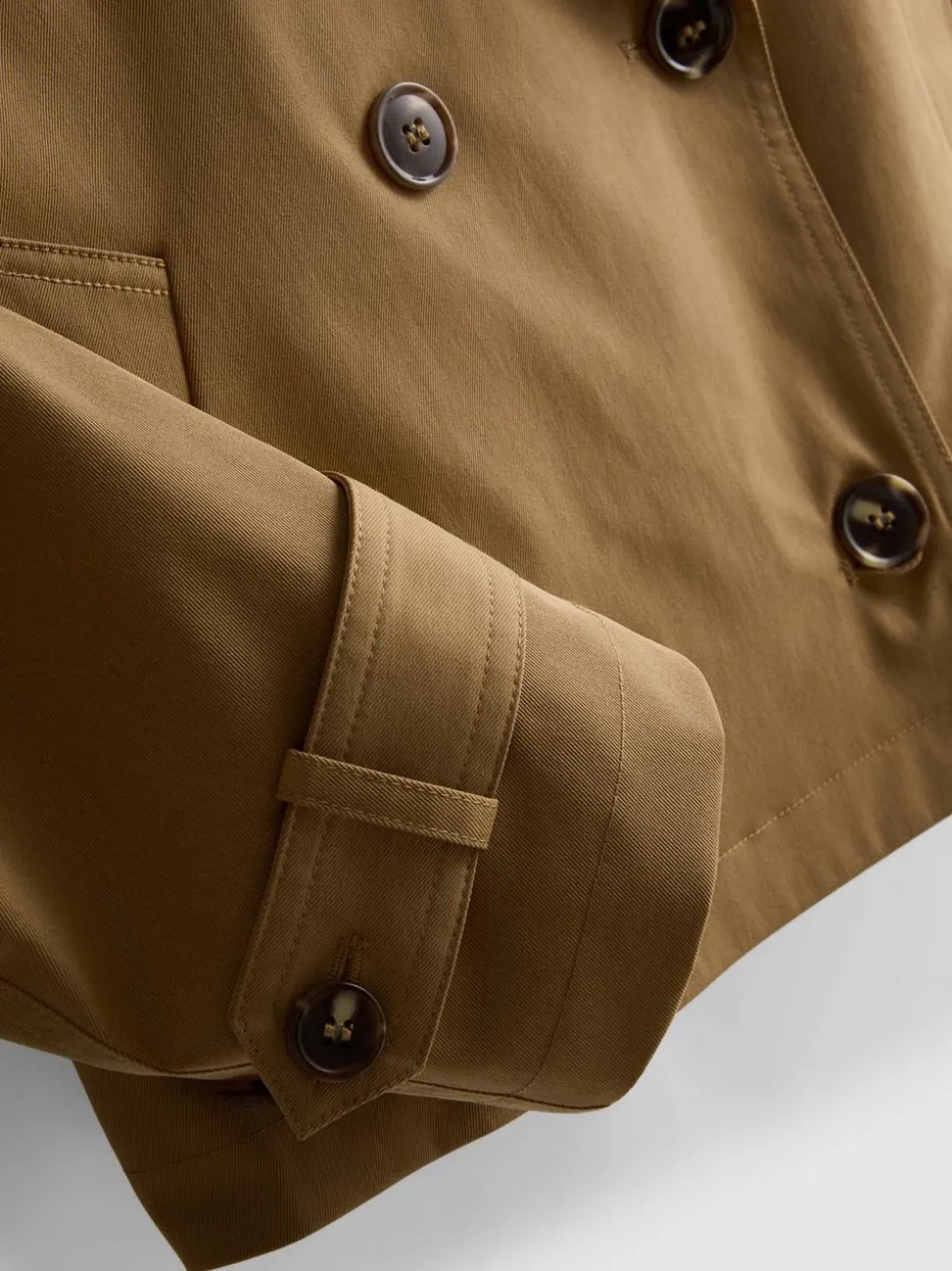 Zweireihiger, gerade geschnittener Trenchcoat